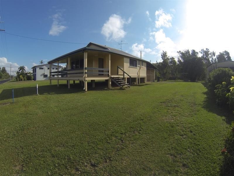 121 Taylor Street, Tully Heads QLD 4854