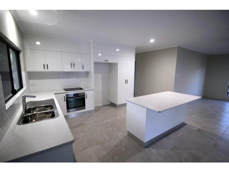 2 Graham Street, Tully QLD 4854