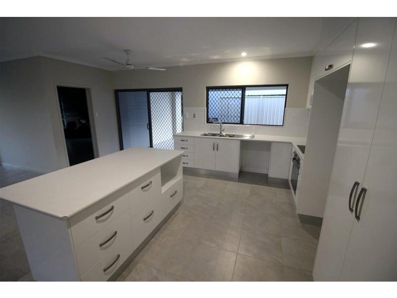 2 Graham Street, Tully QLD 4854