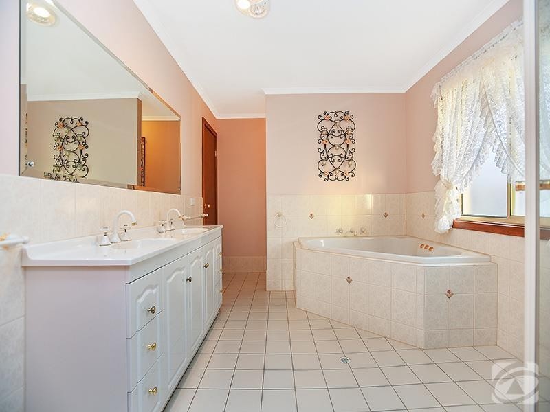 33 Waverley Drive, Willunga SA 5172