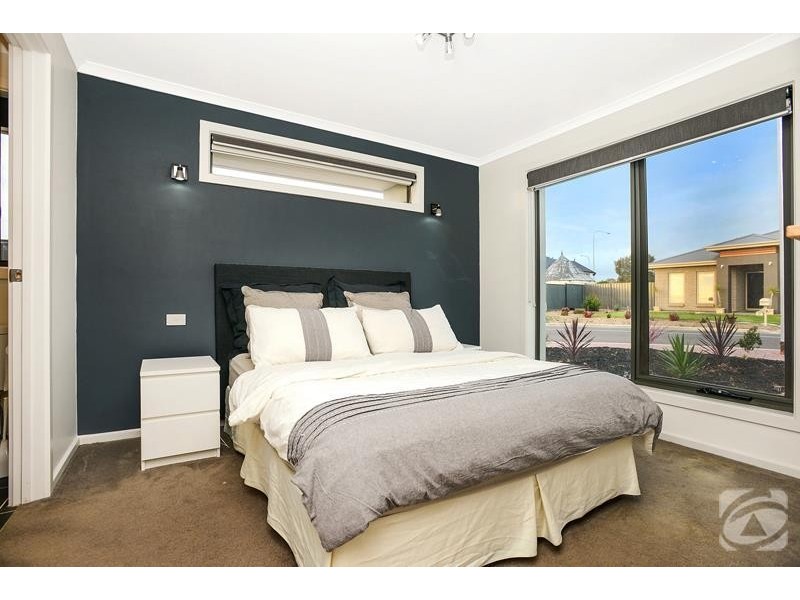 33 Sunderland Crescent, Seaford SA 5169