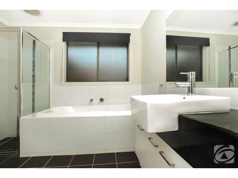 33 Sunderland Crescent, Seaford SA 5169