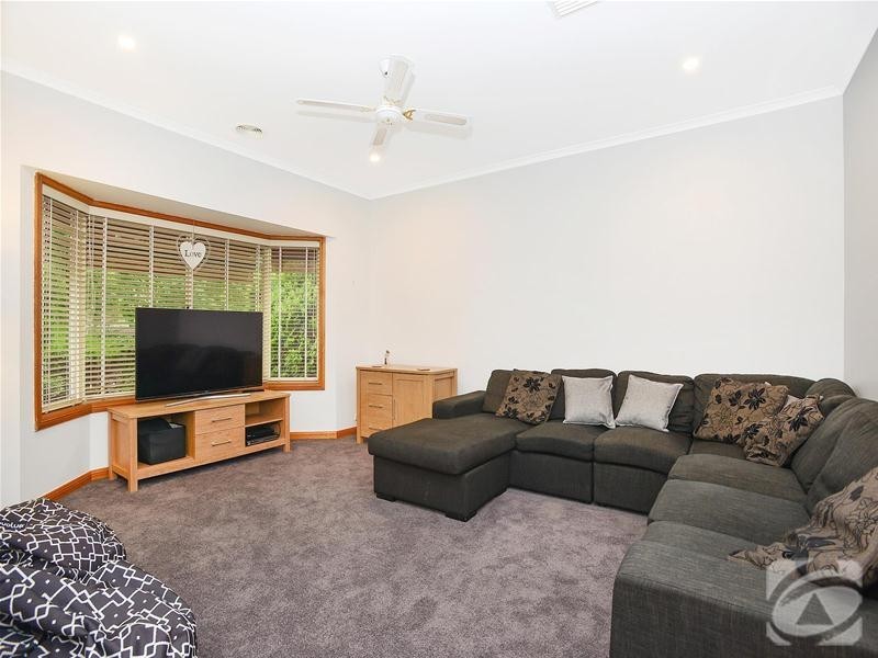 1 Sea Eagle Crescent, Seaford Rise SA 5169