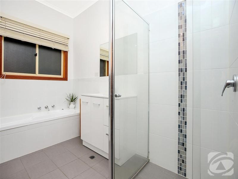 1 Sea Eagle Crescent, Seaford Rise SA 5169