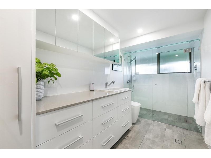 ‘KINGS ROW CTR’ 20 Commodore Drive, Paradise Waters QLD 4217