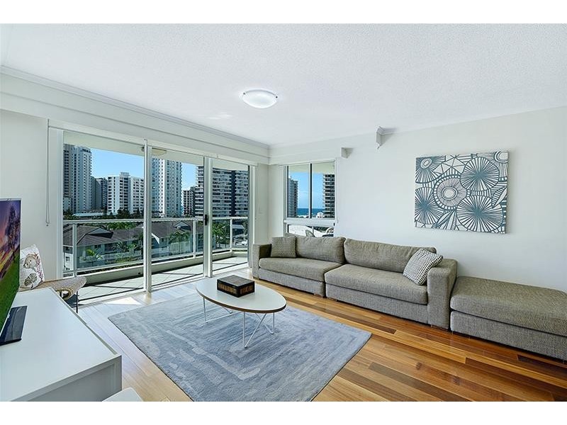 ‘THE CREST’ 15 _Breaker Street, Main Beach QLD 4217