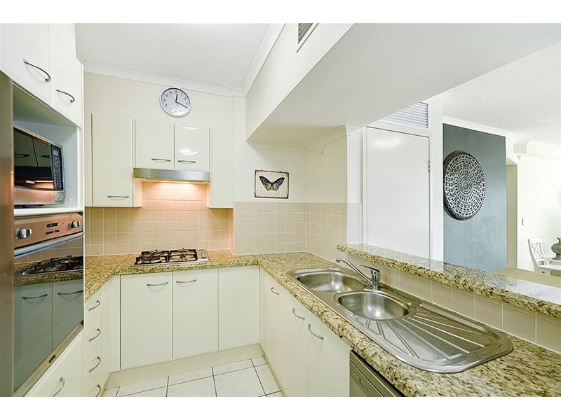 ‘THE CREST’ 15 _Breaker Street, Main Beach QLD 4217