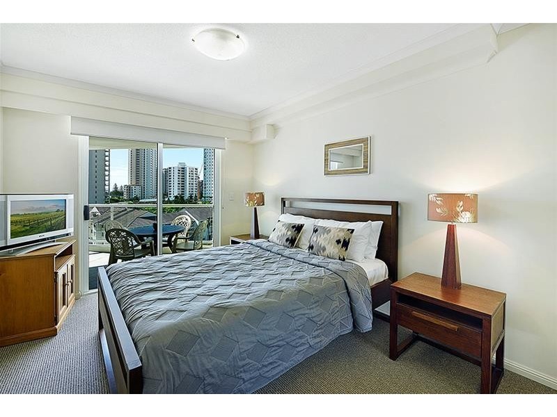 ‘THE CREST’ 15 _Breaker Street, Main Beach QLD 4217