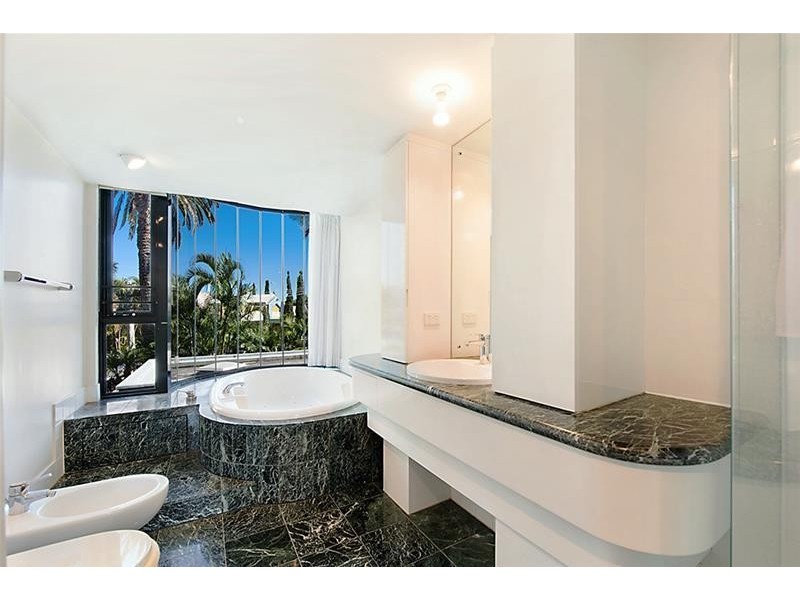 ‘CALAIS’ 19 Peak Avenue, Main Beach QLD 4217