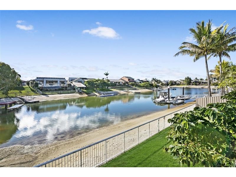 6 Montrose Court, Benowa Waters QLD 4217