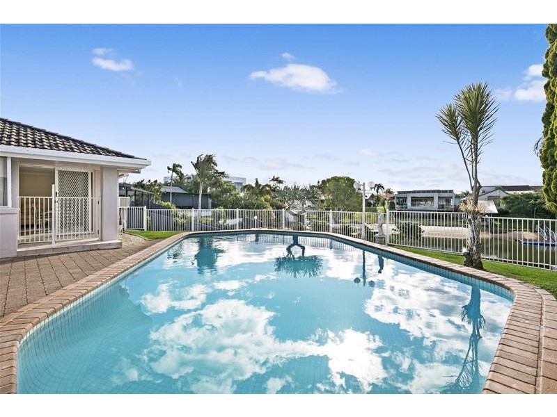 6 Montrose Court, Benowa Waters QLD 4217