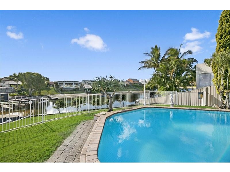 6 Montrose Court, Benowa Waters QLD 4217