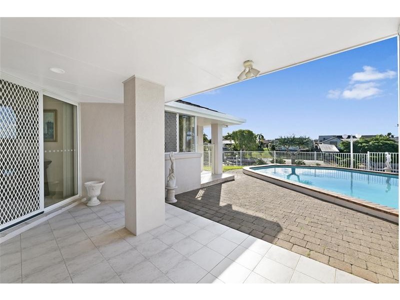 6 Montrose Court, Benowa Waters QLD 4217