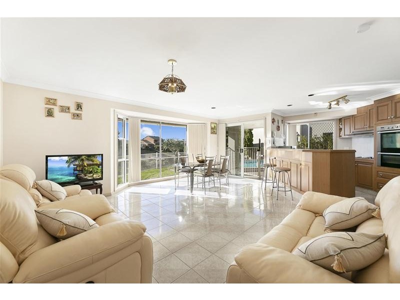 6 Montrose Court, Benowa Waters QLD 4217