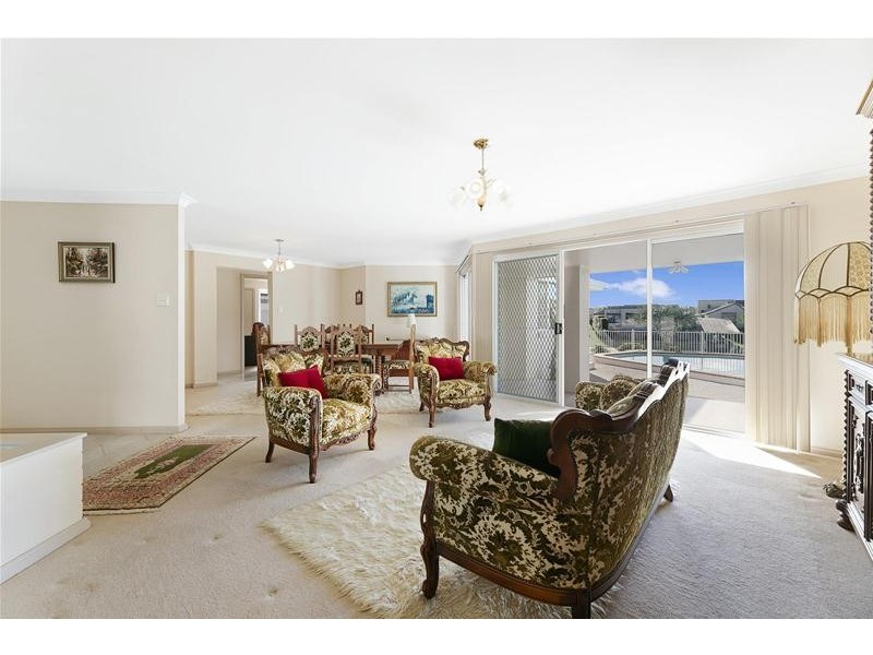 6 Montrose Court, Benowa Waters QLD 4217