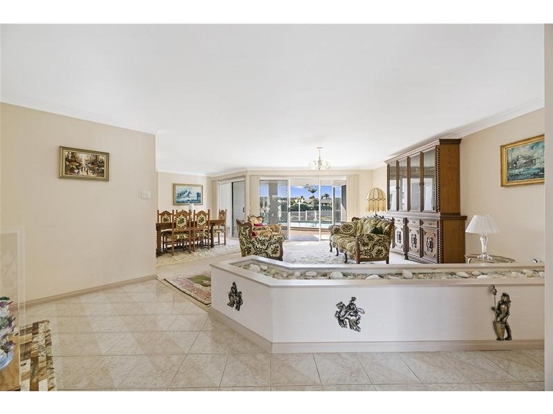 6 Montrose Court, Benowa Waters QLD 4217