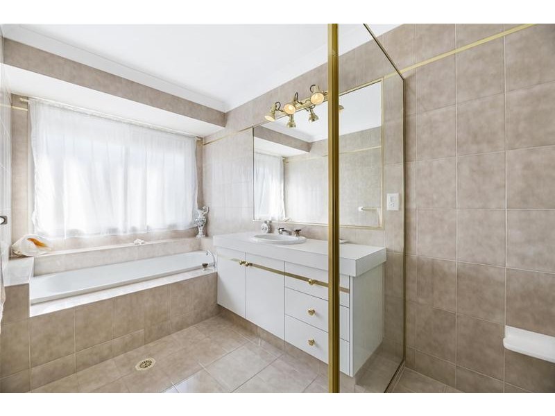 6 Montrose Court, Benowa Waters QLD 4217