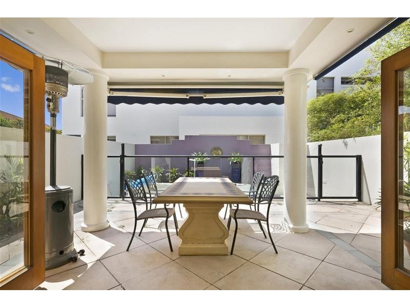 37A Peak Avenue, Main Beach QLD 4217