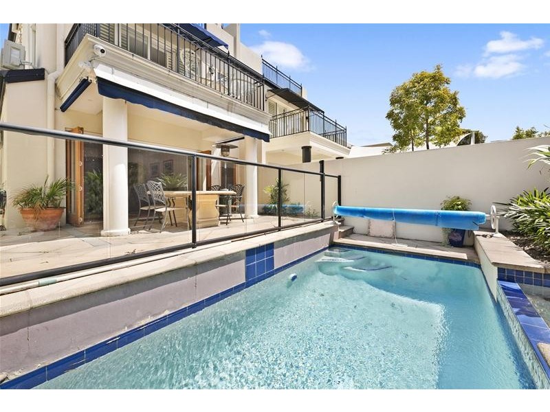 37A Peak Avenue, Main Beach QLD 4217