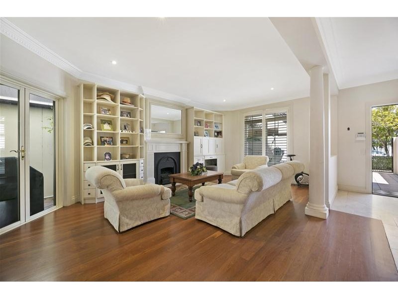 37A Peak Avenue, Main Beach QLD 4217