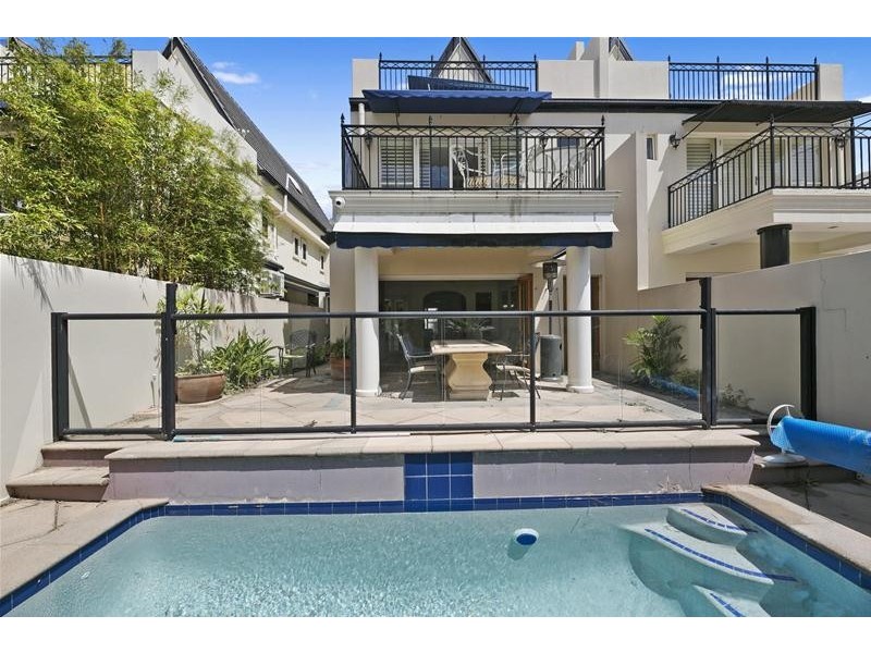 37A Peak Avenue, Main Beach QLD 4217