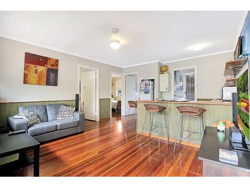 ‘PENOLA COURT’ 15 Cronin Avenue, Main Beach QLD 4217