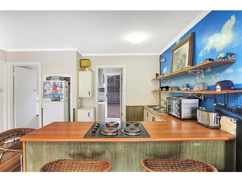 ‘PENOLA COURT’ 15 Cronin Avenue, Main Beach QLD 4217