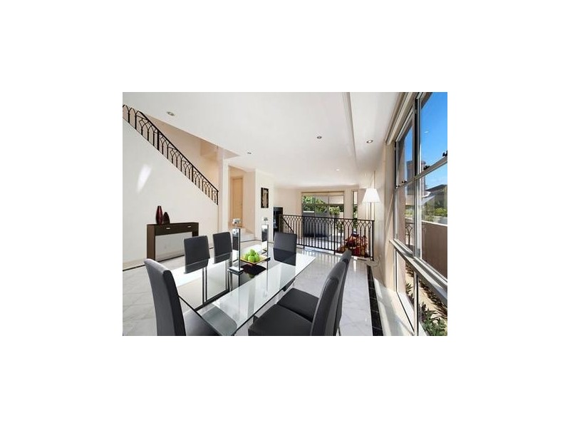 2/42 Tedder Avenue, Main Beach QLD 4217