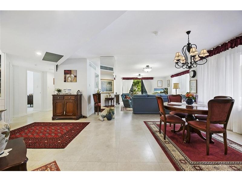 ‘CALAIS’ 19 Peak Avenue, Main Beach QLD 4217