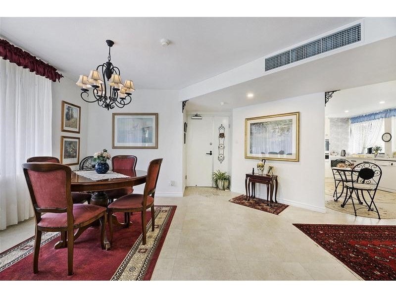 ‘CALAIS’ 19 Peak Avenue, Main Beach QLD 4217