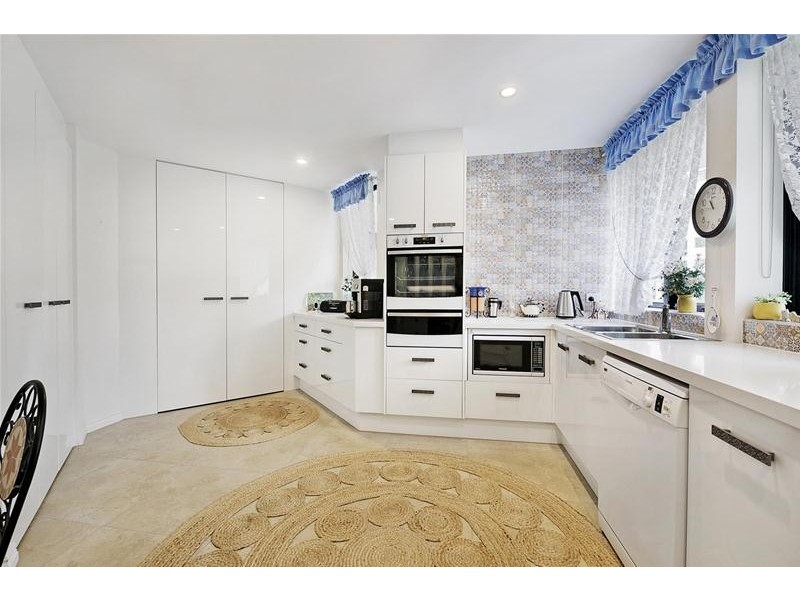 ‘CALAIS’ 19 Peak Avenue, Main Beach QLD 4217