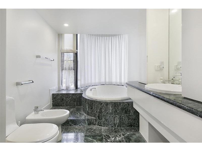 ‘CALAIS’ 19 Peak Avenue, Main Beach QLD 4217