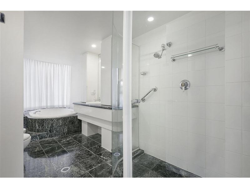 ‘CALAIS’ 19 Peak Avenue, Main Beach QLD 4217