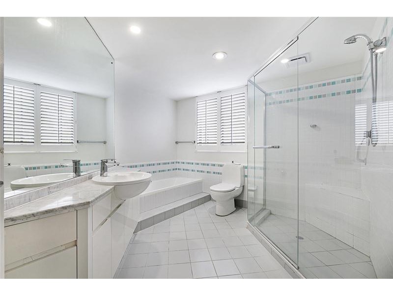 ‘CALAIS’ 19 Peak Avenue, Main Beach QLD 4217