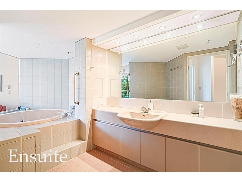 1 Peak Avenue ‘PARK LANE’, Main Beach QLD 4217