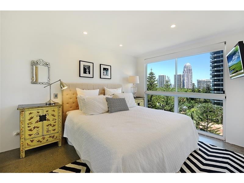 ‘The Crest’ 15 Breaker Street, Main Beach QLD 4217