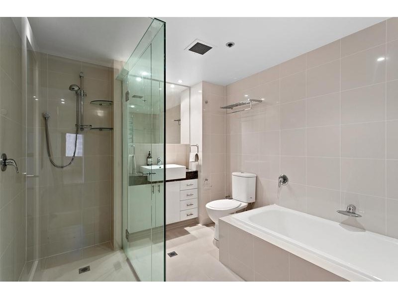 ‘ATLANTIS EAST’ 2 Admiralty Drive, Paradise Waters QLD 4217