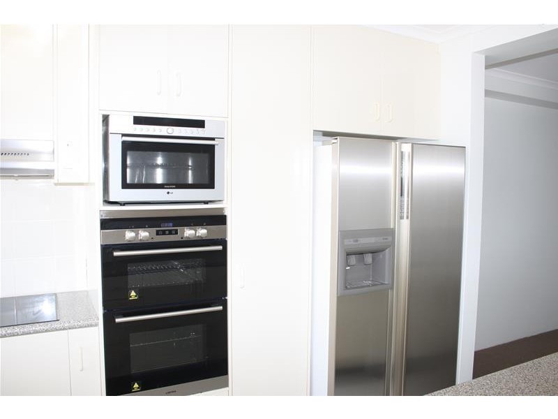 22 Montgomery Avenue, Main Beach QLD 4217