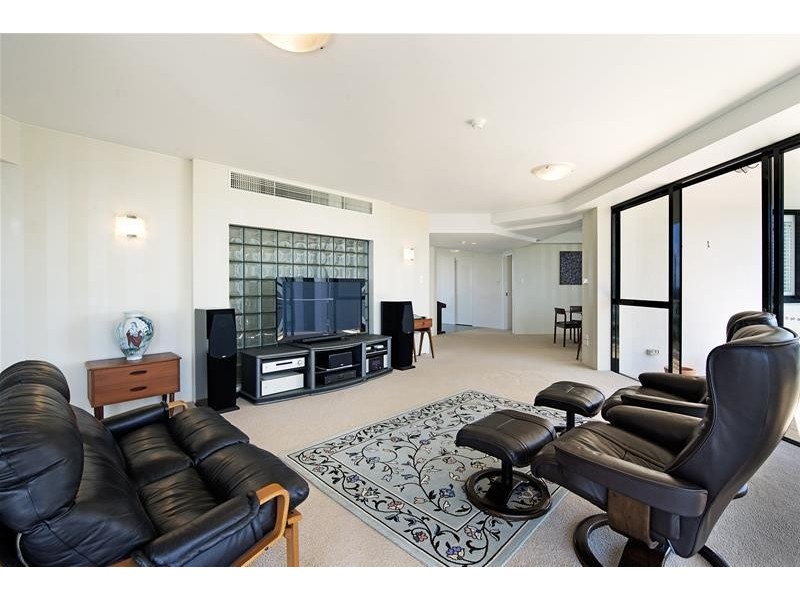 19 Peak ‘Calais’ Avenue, Main Beach QLD 4217