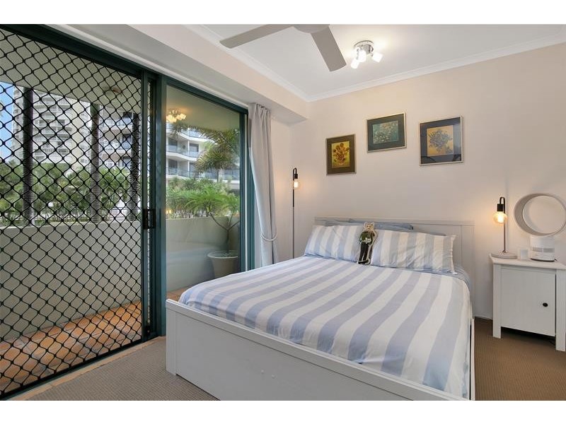13 Montgomery Avenue, Main Beach QLD 4217