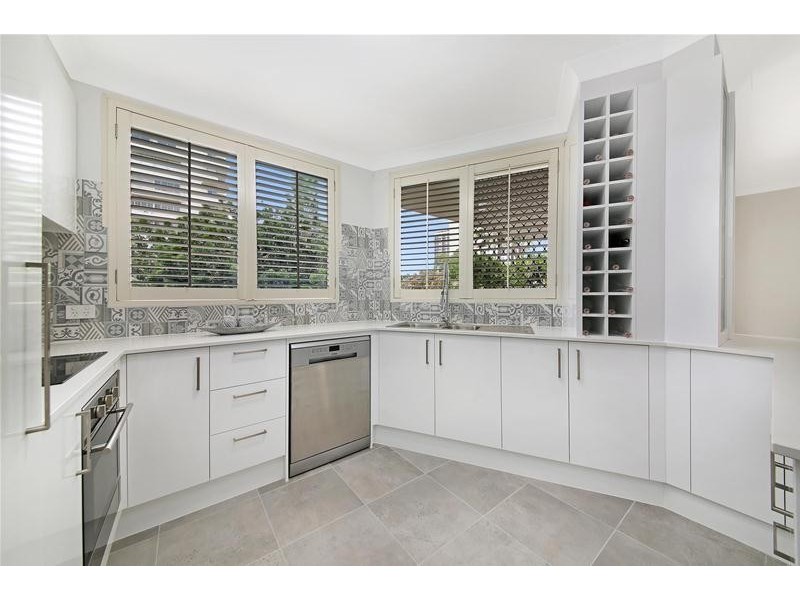 ‘MAINWAY LODGE’ 4  Peak Avenue, Main Beach QLD 4217