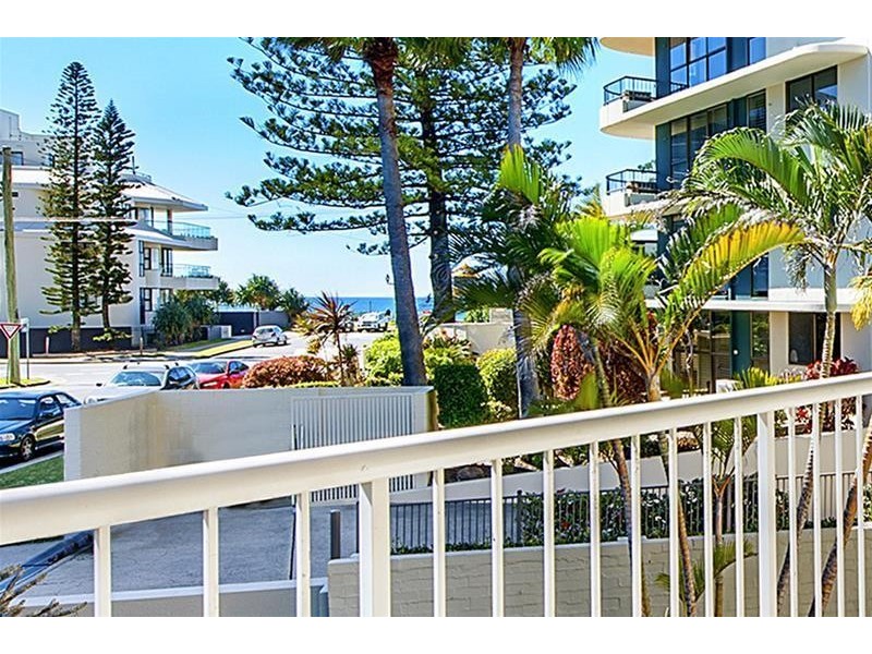 ‘THE DECKS’ 6 Breaker Street, Main Beach QLD 4217