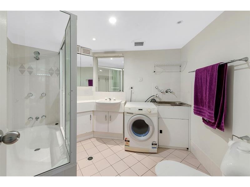 ‘THE DECKS’ 6 Breaker Street, Main Beach QLD 4217