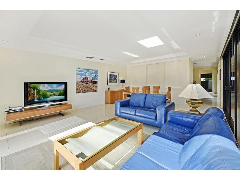 ‘VILLA’ 45 Woodroffe Avenue, Main Beach QLD 4217