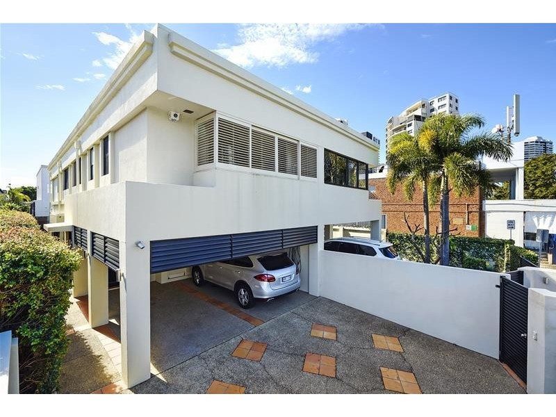 ‘VILLA’ 45 Woodroffe Avenue, Main Beach QLD 4217