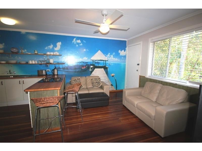 ‘Penola Court’ 15 Cronin Avenue, Main Beach QLD 4217