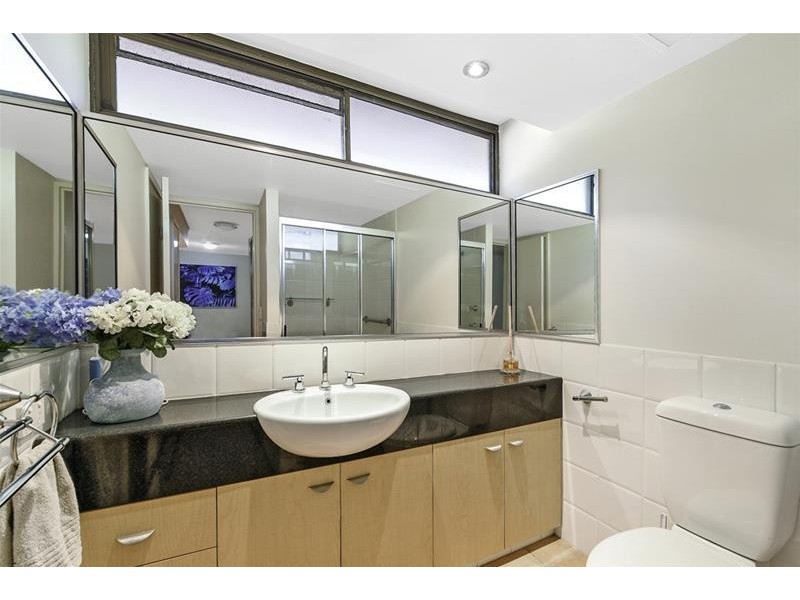 ‘ROYAL SURFRIDER’ Main Beach Parade, Main Beach QLD 4217