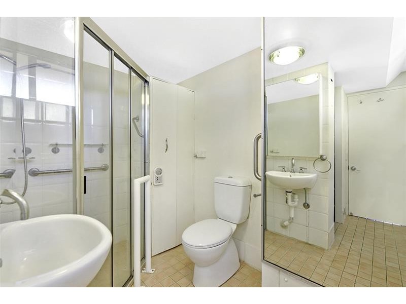 ‘ROYAL SURFRIDER’ Main Beach Parade, Main Beach QLD 4217