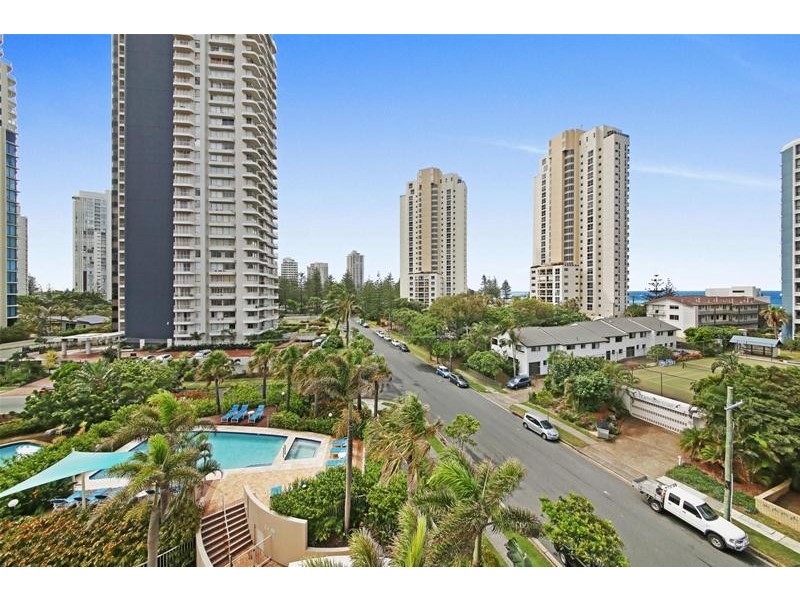 ‘MALDIVES’ 46 Pacific Street, Main Beach QLD 4217