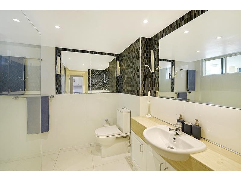 ‘SEYCHELLES’ 5 Cronin Avenue, Main Beach QLD 4217